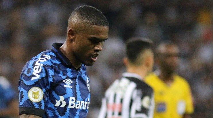 Foto: Fernando Moreno/AGIF - Douglas Costa vem sendo desejado no mercado.