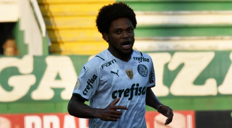 Foto: Renato Padilha/AGIF - Luiz Adriano está incluído na lista de oferecidos.
