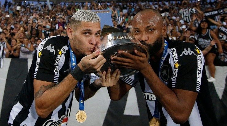 Foto: Vitor Silva/Botafogo/Divulgação - Com saída de Navarro, Chay terá novo companheiro de ataque em 2022