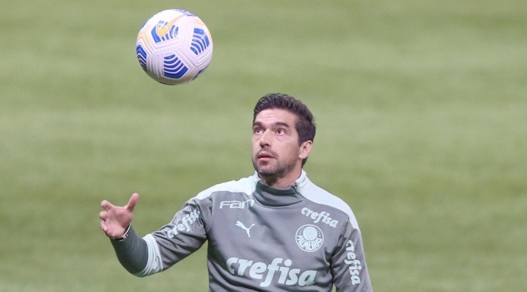 Foto: Marcello Zambrana/AGIF - Permanência de Abel foi novamente comemorada por Denílson.