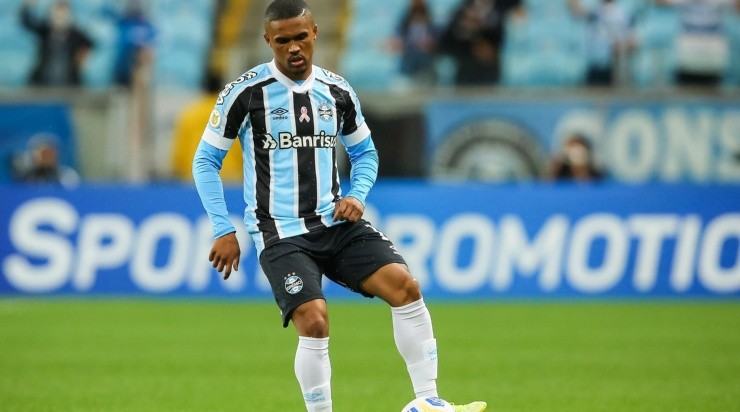 Foto: Pedro H. Tesch/AGIF - O meia deseja permanecer no Tricolor mesmo na Série B