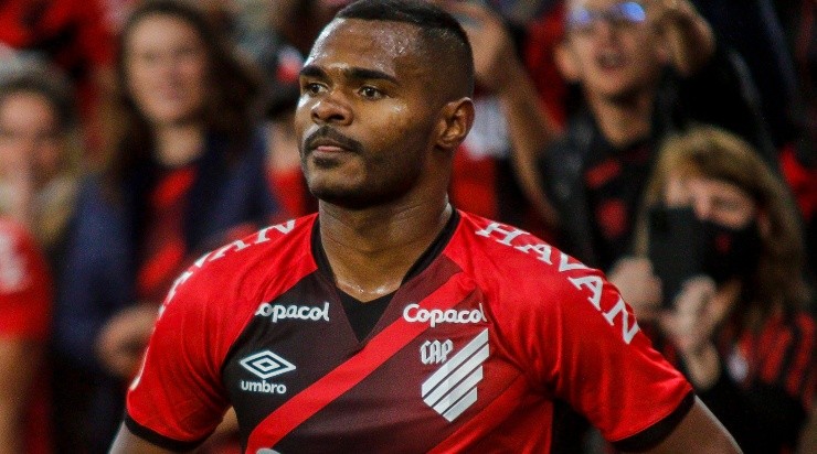 Foto: Gabriel Machado/AGIF - Nikão: em reta final de contrato com o Athletico-PR