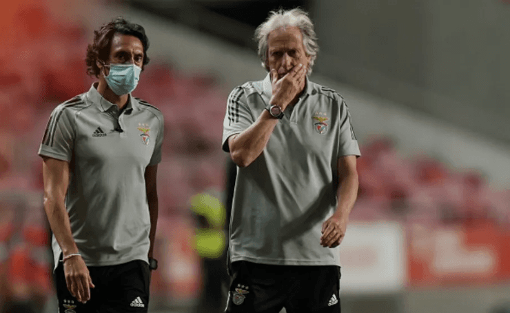 Gualter Fatia/Getty Images - Jorge Jesus conversa com João de Deus durante partida do Benfica