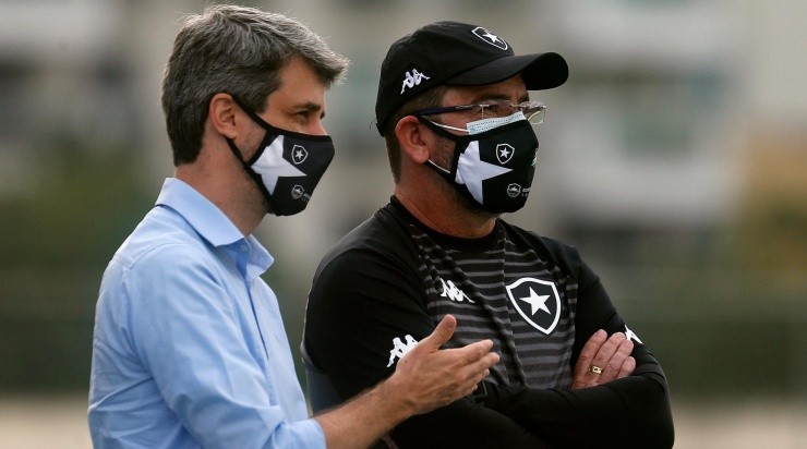 Foto: Vitor Silva/Botafogo/Divulgação - Freeland e Enderson Moreira: diretor e técnico trabalham visando 2022