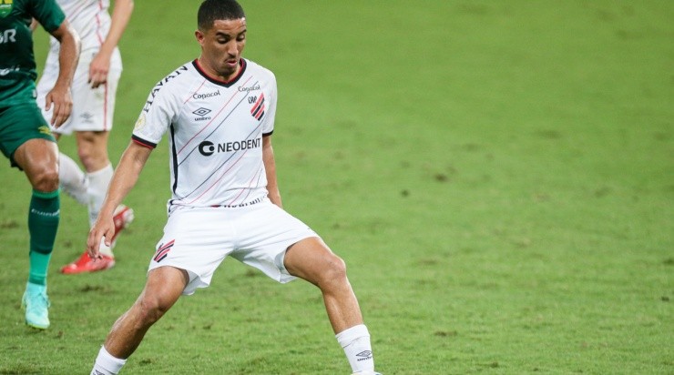 Foto: Gil Gomes/AGIF - O volante encerrou o ano no banco de reservas do Furacão