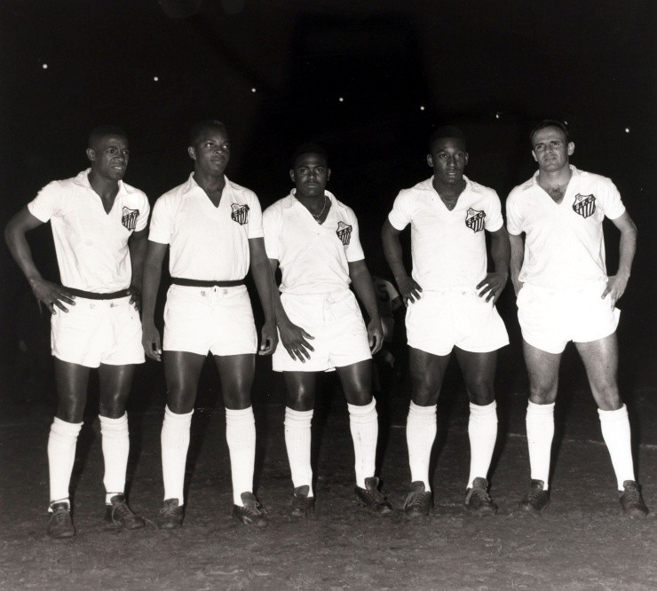 Foto: Popperfoto via Getty Images/Getty Images - Dorval, Lima, Coutinho, Pele, e Pepe em jogo do Santos na Taça Brasil
