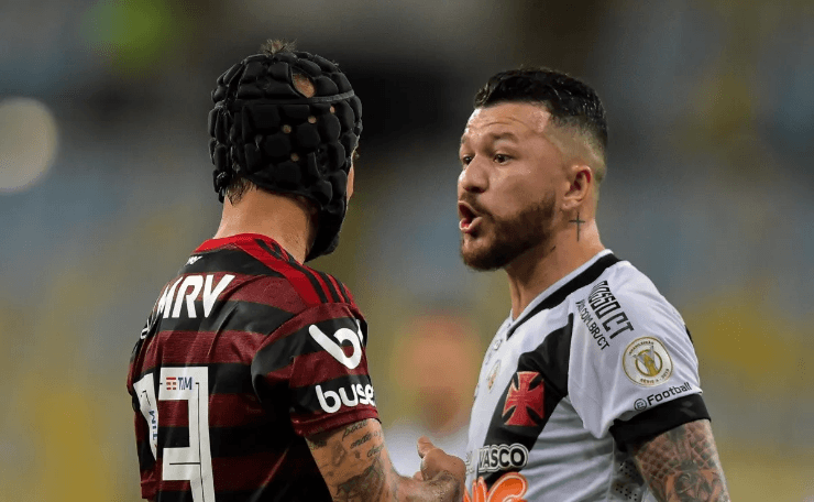 Rossi ''peitando'' Rafinha em clássico contra o Flamengo (Foto: Thiago Ribeiro/AGIF)