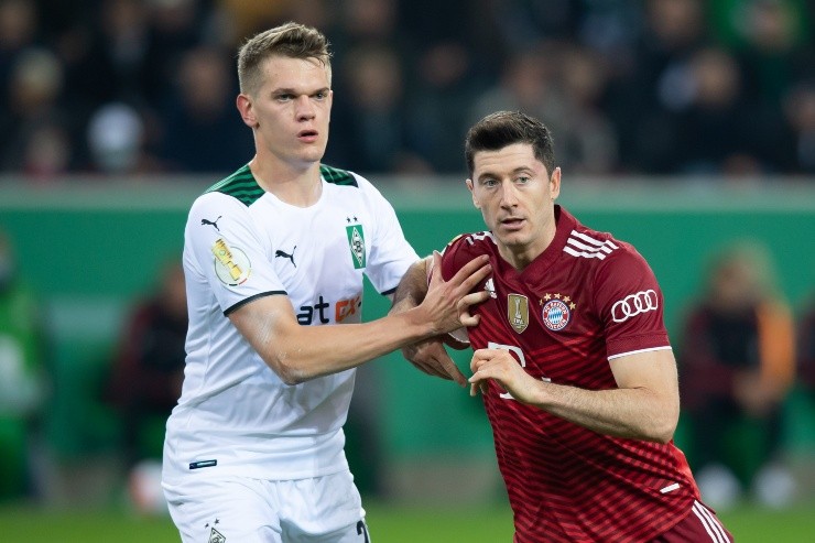  Mario Hommes/DeFodi Images via Getty Images - Ginter marcando Lewandowski na Bundesliga