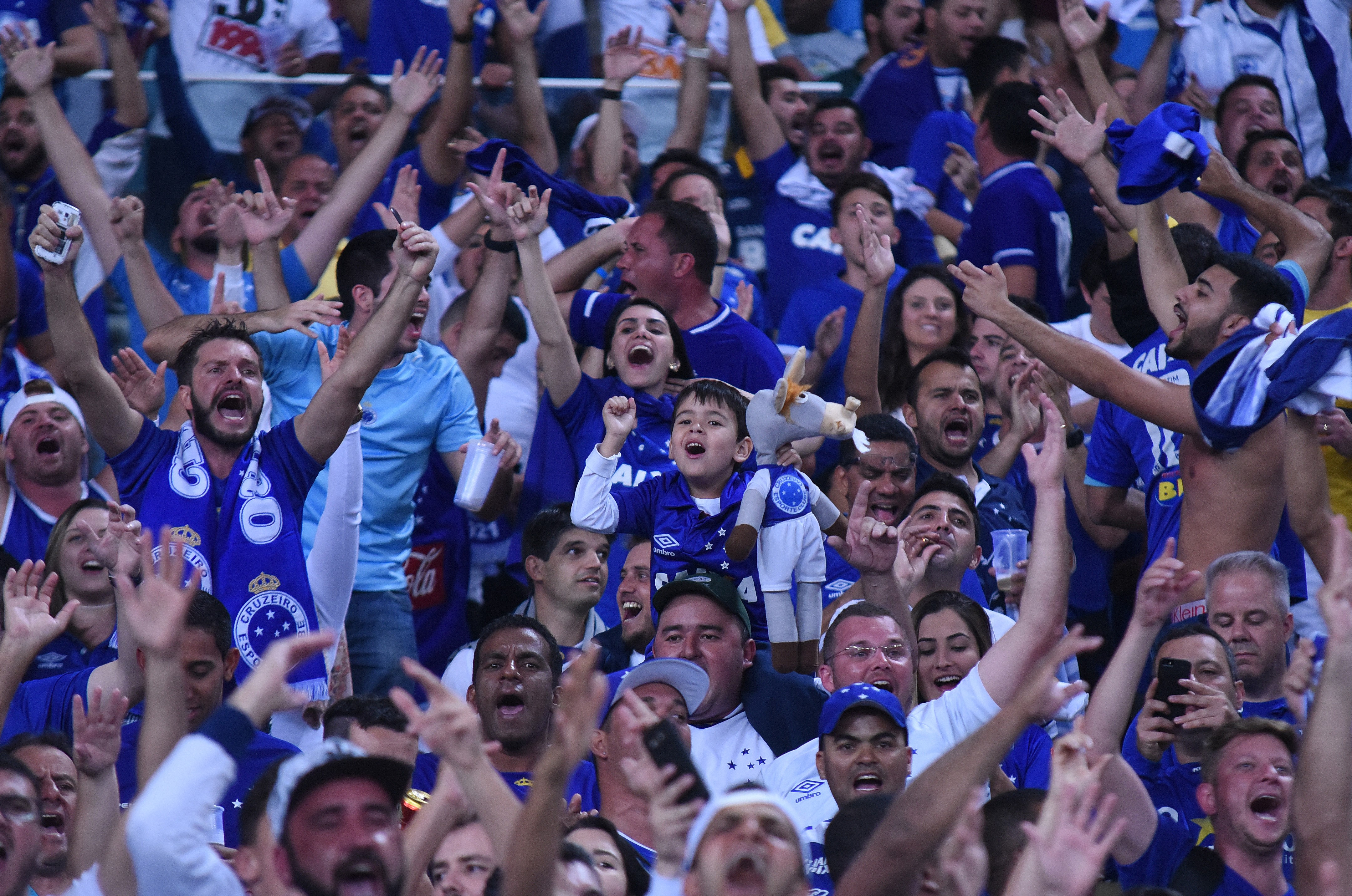 Fabio Teixeira/Anadolu Agency/Getty Images - Torcida do Cruzeiro festejando a Copa do Brasil
