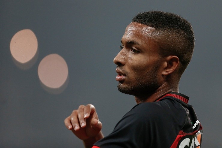 Marcello Zambrana/AGIF - Cedric jogador do Vitoria durante partida contra o Corinthians no estadio Arena Corinthians pelo campeonato Brasileiro A 2018
