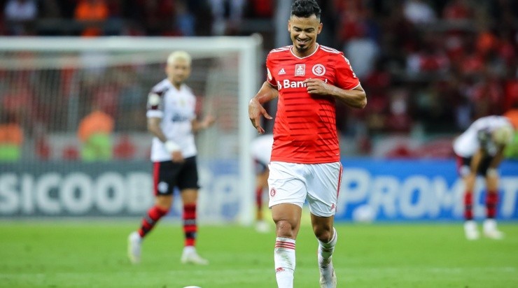 Foto: Pedro H. Tesch/AGIF - Lindoso: negocia sua renovação com o Inter