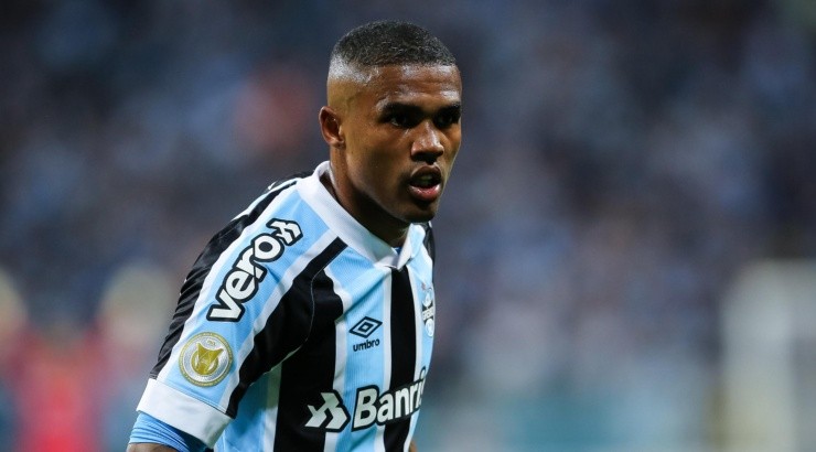 Foto: Pedro H. Tesch/AGIF - Douglas Costa segue desejado pelo São Paulo.