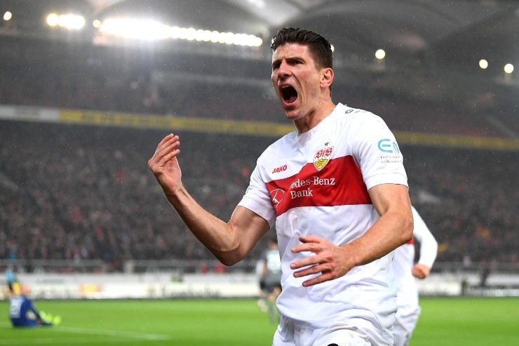 Matthias Hangst/Bongarts/Getty Images - Mario Gomez em campo pelo Stuttgart em 2019