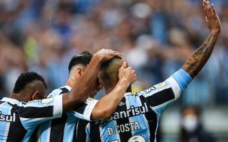 Foto: Pedro H. Tesch/AGIF - Após marcar na última partida de 2021, Douglas Costa acenou para a torcida e foi alvo de críticas Foto: Pedro H. Tesch/AGIF - Após marcar na última partida de 2021, Douglas Costa acenou para a torcida e foi alvo de críticas
