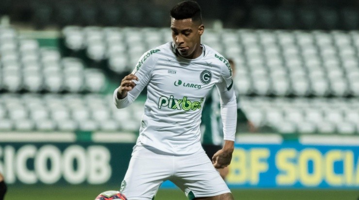 Foto: Robson Mafra/AGIF - O atacante disputou a última temporada com a camisa do Goiás