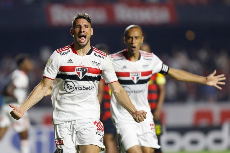 Ricardo Moreira/Getty Images - Calleri e Miranda festejando gol do São Paulo