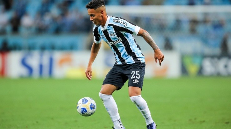 Foto: Pedro H. Tesch/AGIF - Jhonata Robert: marcou gol do meio de campo contra o São Paulo em 2021