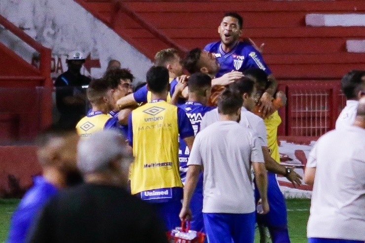 Rafael Vieira/AGIF - Renato jogador do Avaí comemora seu gol durante partida contra o Náutico no estádio Aflitos pelo campeonato Brasileiro B 2021.