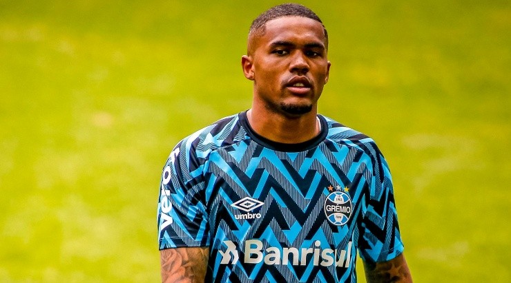 (Photo by Silvio Avila/Getty Images) - Salário de Douglas Costa é o que mais preocupa o Grêmio.