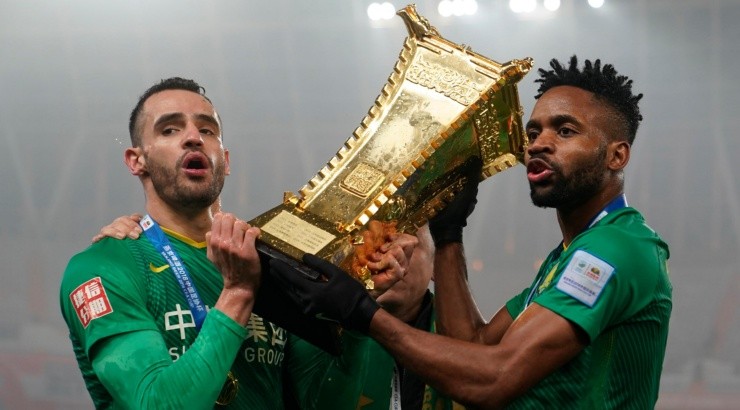 (Photo by Fred Lee/Getty Images) - Bakambu foi campeão ao lado de Renato Augusto. (Photo by Fred Lee/Getty Images) - Bakambu foi campeão ao lado de Renato Augusto.