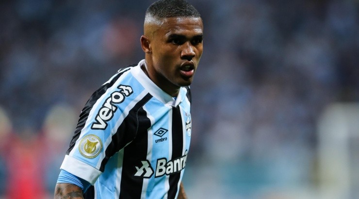 Foto: Pedro H. Tesch/AGIF - Douglas Costa: quer nova chance no Grêmio