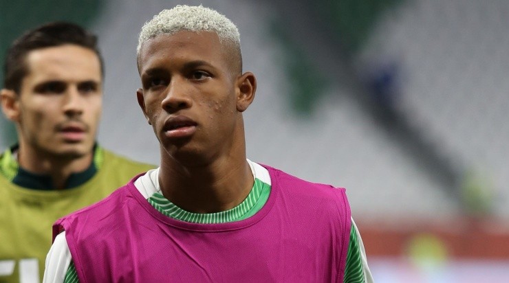 (Photo by Colin McPhedran/MB Media/Getty Images) - Danilo vem se destacando desde que subiu ao profissional.