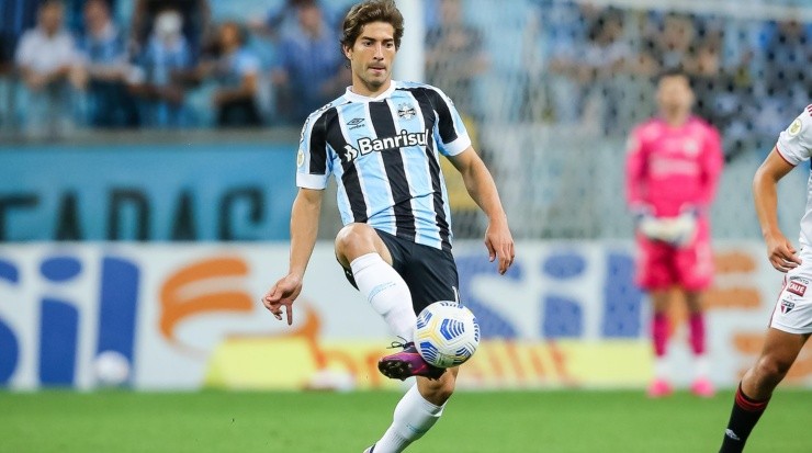 Foto: Pedro H. Tesch/AGIF - Lucas Silva: terminou a temporada 2021 como titular do Grêmio