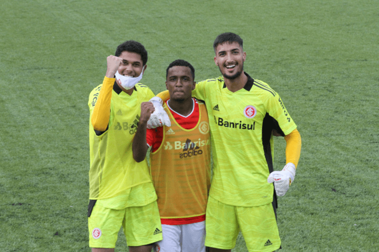 Jota Finkler SCI - Meninos do Inter festejam vitória na Copinha