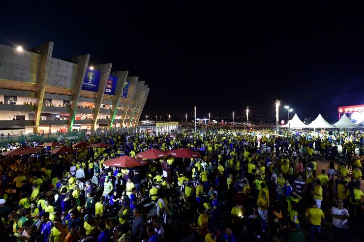 Juliana Flister/Getty Images - Torcedores da Seleção na frente do Mineirão na Copa América de 2019