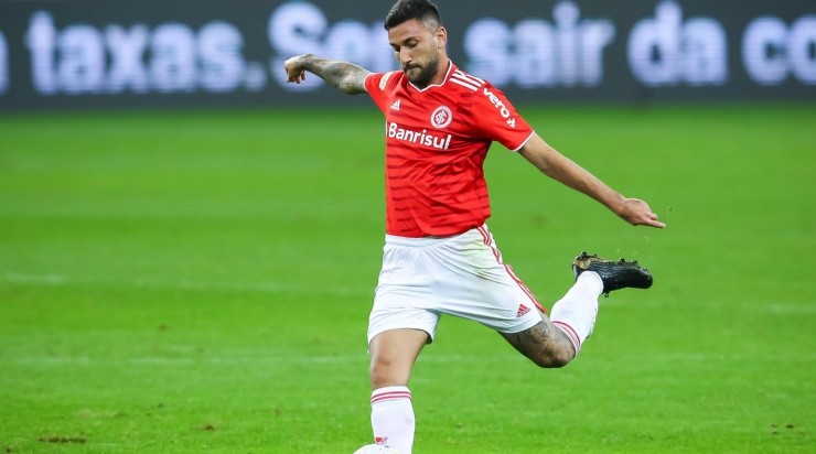 Foto: Pedro H. Tesch/AGIF - O meia quer dar a volta por cima com a camisa colorada