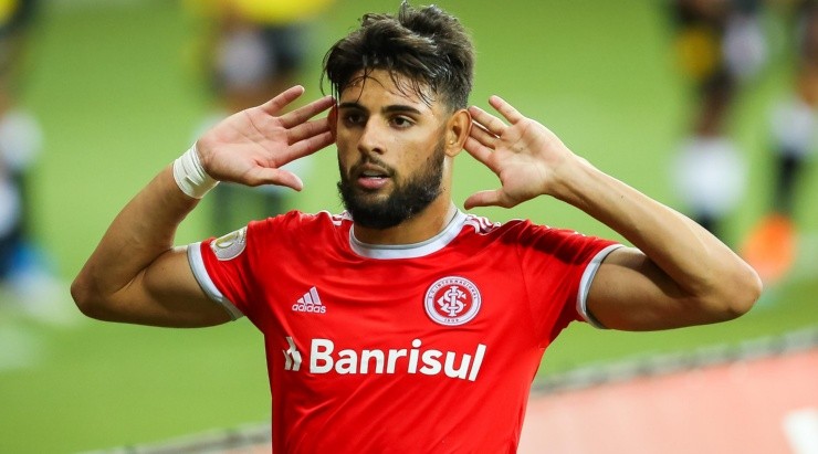 Foto: Pedro H. Tesch/AGIF - O camisa 11 é alvo dos russos desde o ano passado