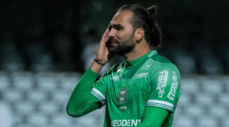 Foto: Robson Mafra/AGIF - Léo Gamalho: artilheiro está fora da primeira rodada do Estadual