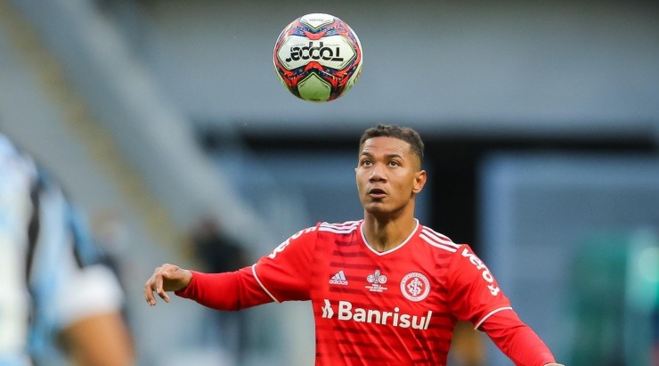 Foto: Pedro H. Tesch/AGIF - Zé Gabriel pode ser envolvido na negociação.