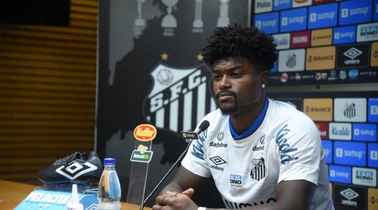 Eduardo Bauermann foi apresentado nessa quinta-feira (20) pelo Santos. Foto: Divulgação Santos FC