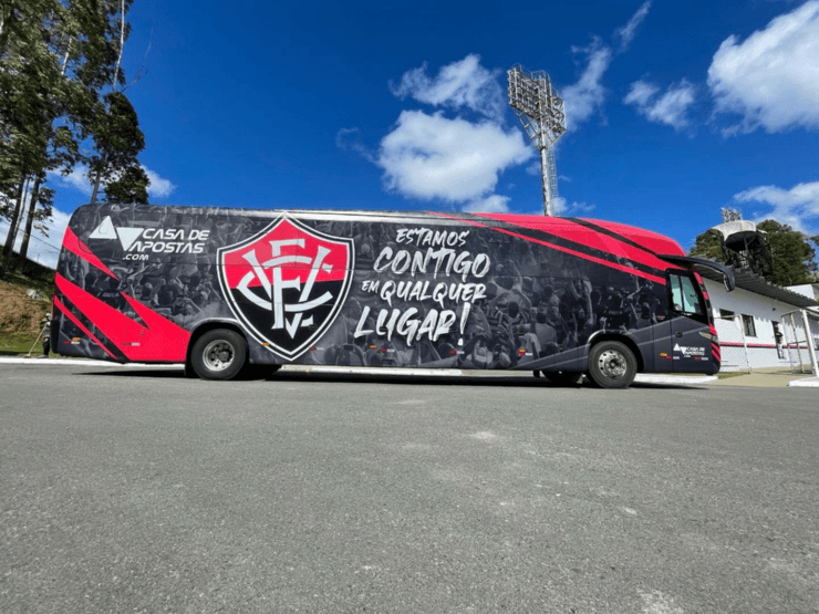 Foto: Twitter oficial do Vitória - Ônibus do clube rubro-negro, que será usado em 2022