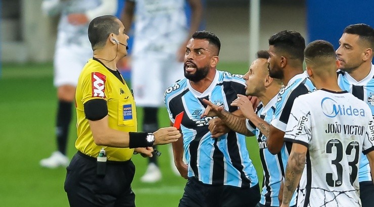 Foto: Pedro H. Tesch/AGIF - Maicon foi expulso em seu último jogo pelo Grêmio.