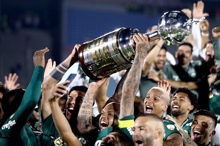 Ernesto Ryan/Getty Images - Jogadores do Palmeiras com a taça da Libertadores