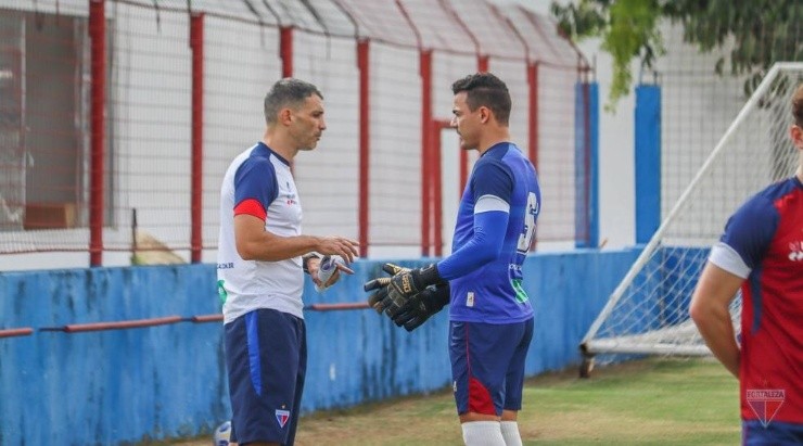 Foto: Leonardo Moreira / Fortaleza EC / Divulgação - Vojvoda e Felipe Alves: goleiro não deve ficar no clube em 2022