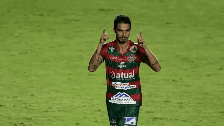 Zagueiro Dilsinho comemora seu gol marcado a favor da Portuguesa sobre o Vasco da Gama (Foto: Thiago Ribeiro/AGIF)