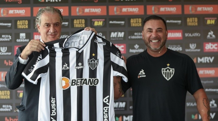 Foto: Pedro Souza / Atlético / Divulgação - Sérgio Coelho e 'El Turco': novo técnico foi apresentado pelo presidente 