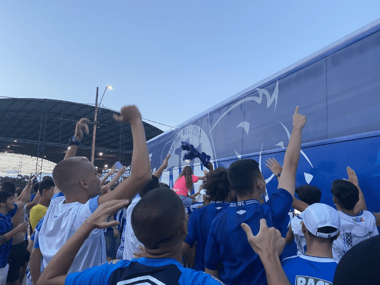 Leandro Boeira/ @AvaiFC - Torcida do Avaí na entrada da Ressacada