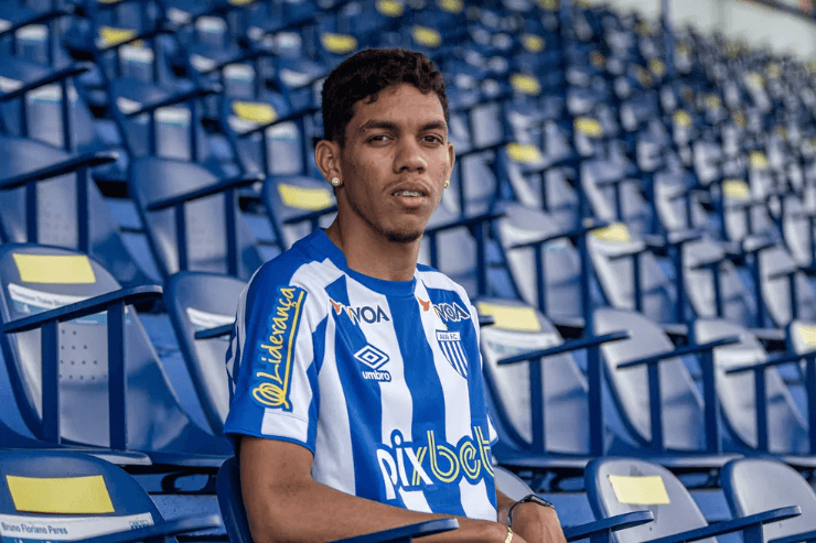 Leandro Boeira/Avaí FC - Paulo Baya posa com a camisa do Avaí na Ressacada 