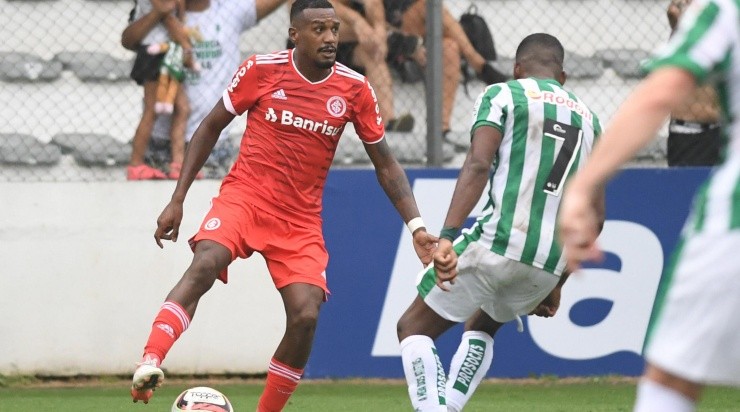 Foto: Ricardo Duarte/Inter/Divulgação - Edenilson: em alta com o novo treinador