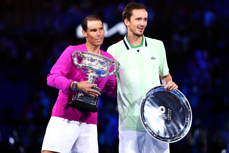 Clive Brunskill/Getty Images - Nadal e Medvedev em premiação do Australian Open
