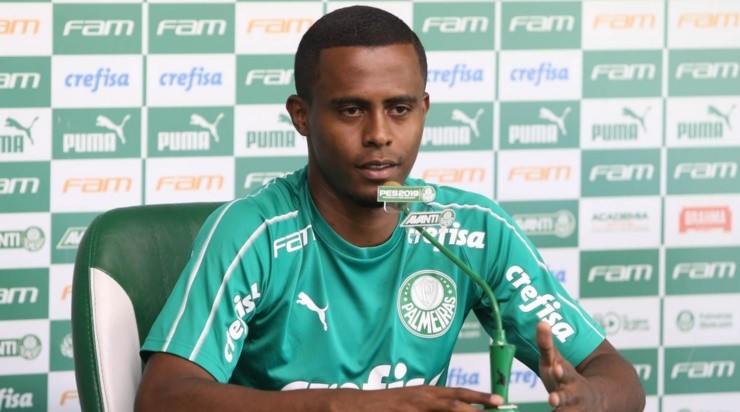 Carlos Eduardo, atualmente no Athletico Paranaense, está na mira do Botafogo. Foto: César Greco/ Palmeiras