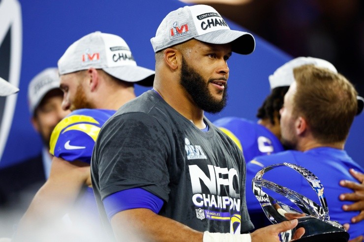 Ronald Martinez/Getty Images - Aaron Donald com a taça de campeão de conferência