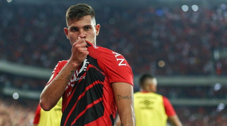 Foto: Lucas Uebel/Getty Images/Brasil - O meia volta a ajudar o Furacão financeiramente