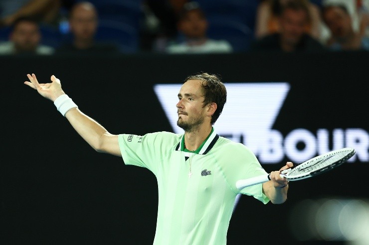 Clive Brunskill/Getty Images - Daniil Medvedev cobrando apoio da torcida na final do Australian Open