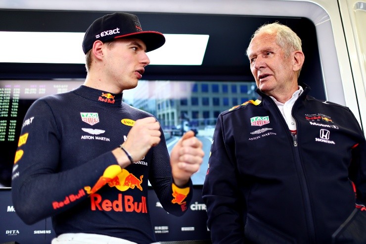  Dan Istitene/Getty Images - Marko e Verstappen conversando no paddock durante a temporada 2021