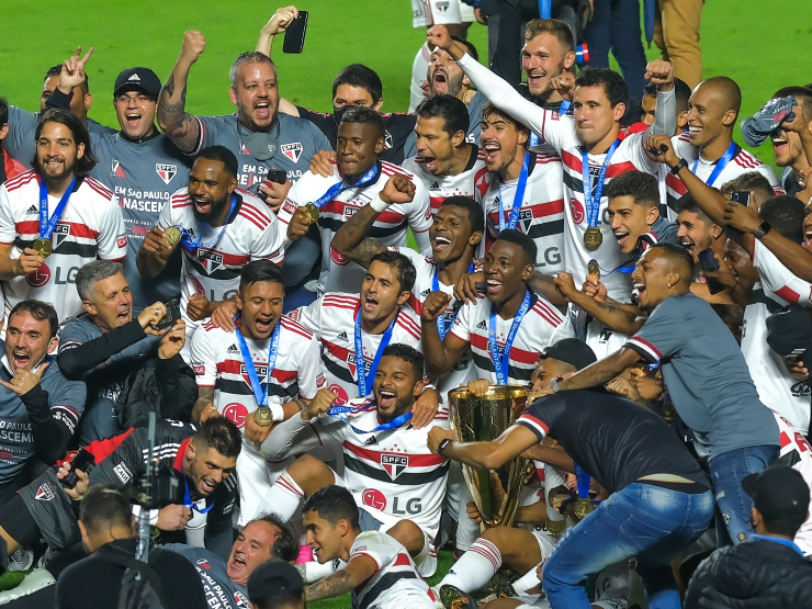 Jogadores do São Paulo com a taça do Campeonato Paulista 2021 (Foto: Marcello Zambrana/AGIF)